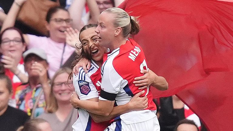 Beth Mead celebrates after equalising for Arsenal against Man City