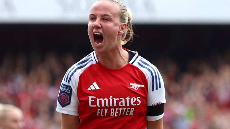 Beth Mead roars in celebration after equalising for Arsenal against Man City