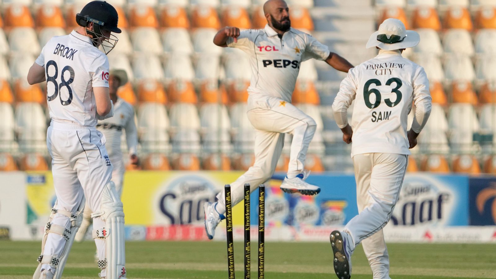 England collapse puts Pakistan on top in second Test but Ben Duckett says hosts ‘can crumble’ ahead of crucial day three