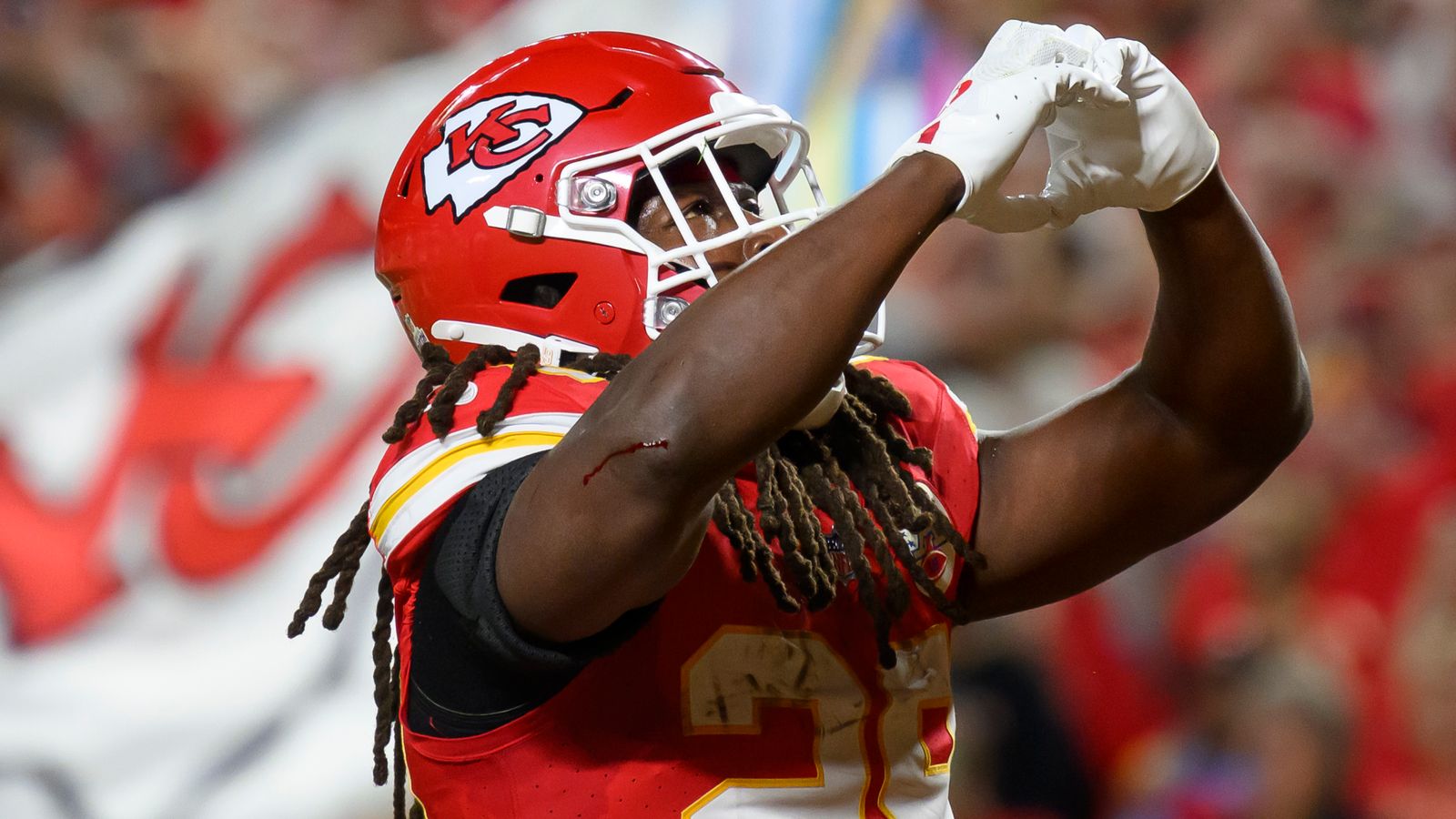 https://e0.365dm.com/24/10/1600x900/skysports-kareem-hunt-kansas-city-chiefs_6709956.jpg?20241008063652