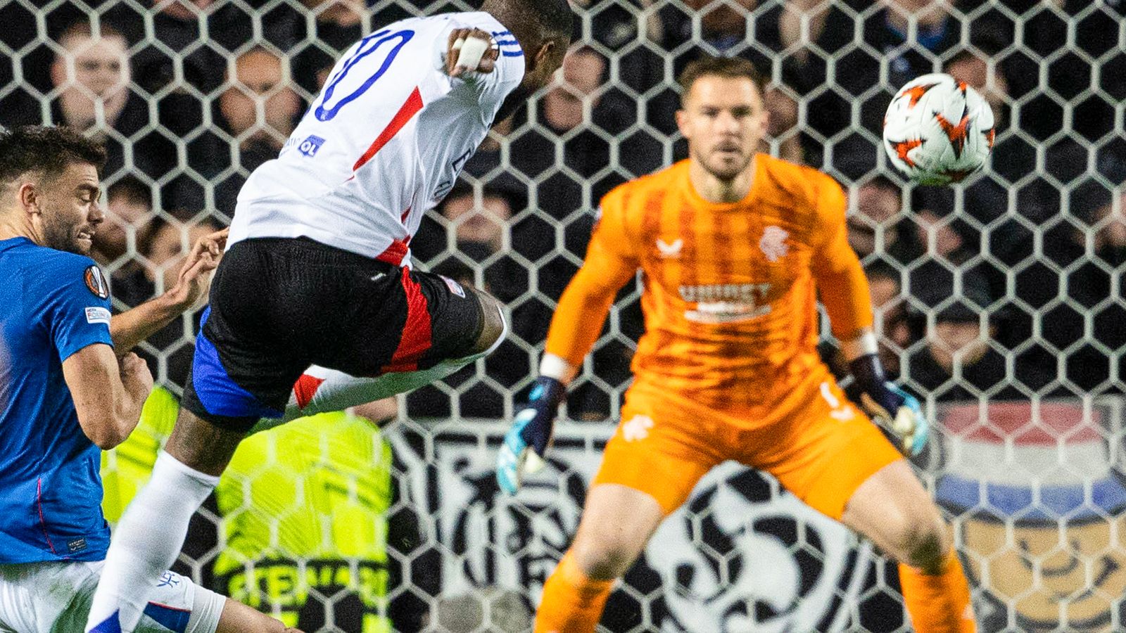 Rangers 1-4 Lyon: Alexandre Lacazette marca un gol maravilloso mientras el Lyon castiga al Rangers en la Europa League en Ibrox