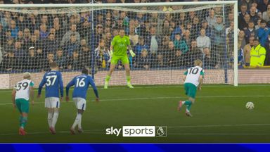 'Listen to that ROAR!' | Pickford denies Gordon from the spot!