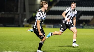 St Mirren's Mark O'Hara celebrates after scoring to make it 2-1 against St Johnstone 