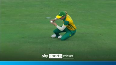 'That's a superb catch!' | South Africa claim two early wickets