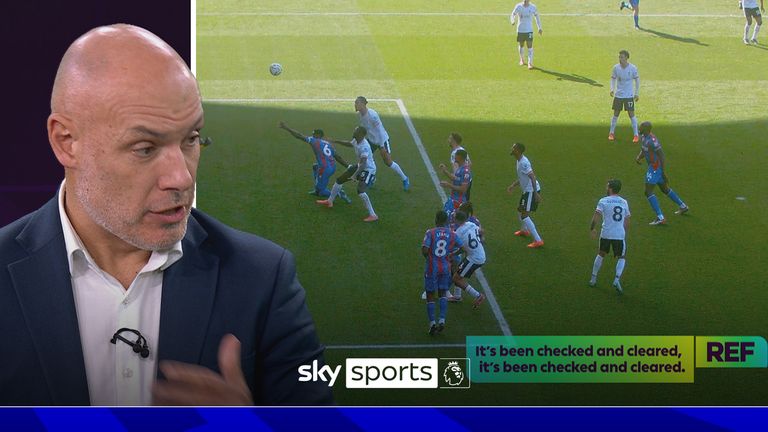 Howard Webb legt beslissing uit om Crystal Palace geen penalty te geven