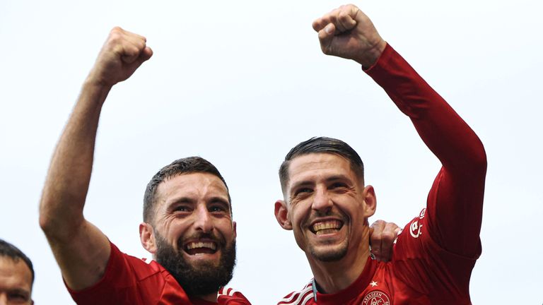 ABERDEEN, SCOTLAND - 06 OKTOBER: Graeme Shinnie (Kiri) dan Ester Sokler dari Aberdeen merayakan pertandingan penuh waktu selama pertandingan William Hill Premiership antara Aberdeen dan Heart of Midlothian di Pittodrie, pada 06 Oktober 2024, di Aberdeen, Skotlandia. (Foto oleh Ross MacDonald / Grup SNS)