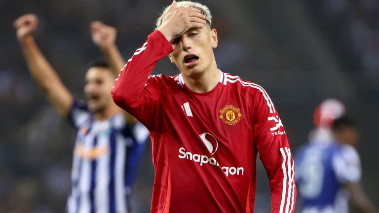 Alejandro Garnacho, del Manchester United, reacciona después de una oportunidad perdida durante un partido de fútbol de la fase inaugural de la Liga Europa entre el FC Porto y el Manchester United en el estadio Dragao de Oporto, Portugal, el jueves 3 de octubre de 2024. (Foto AP/Luis Vieira)