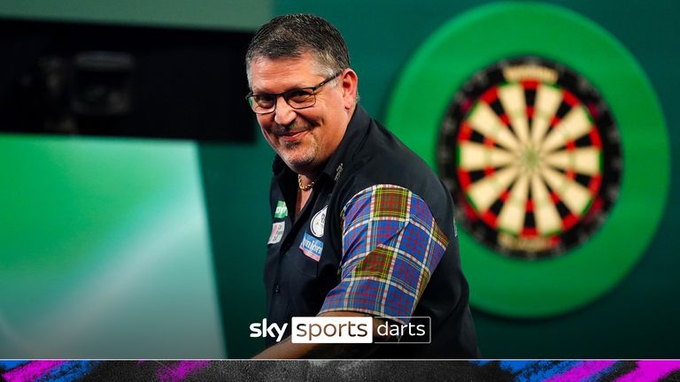 Gary Anderson beraksi melawan Brendan Dolan (tidak digambarkan) pada hari ketiga belas Kejuaraan Dart Dunia Paddy Power di Alexandra Palace, London. Tanggal gambar: Sabtu 30 Desember 2023.