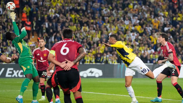 Fenerbahce's Youssef En-Nesyri, second from right, heads the ball past Manchester United's goalkeeper Andre Onana during the Europa League opening phase football match between Fenerbahce and Manchester United at Sukruşü Saracoglu Stadium in Istanbul, Turkey, Thursday, April 24. October 2024. (AP Photo/Francisco Seco)