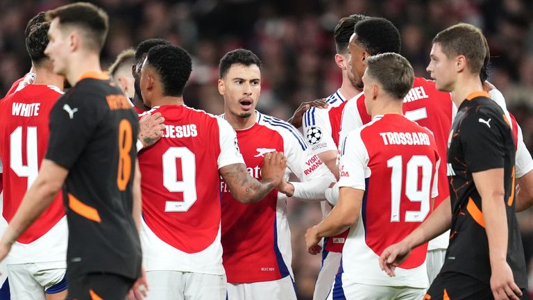 Los jugadores del Arsenal celebran ponerse por delante ante el Shakhtar Donetsk con un gol en propia puerta