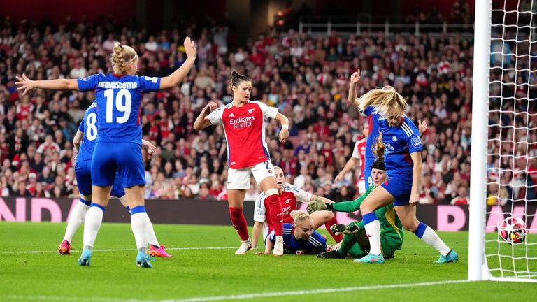 Emily Fox dari Arsenal mencetak gol pertama tim mereka dalam pertandingan tersebut selama pertandingan Liga Champions Wanita UEFA, grup C di Emirates Stadium, London. Tanggal gambar: Rabu 16 Oktober 2024.