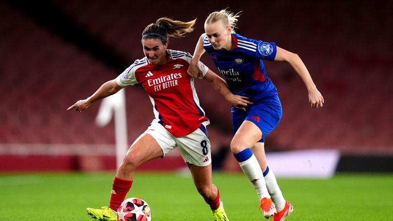 Mariona Caldentey battles for the ball against Valerenga Women.