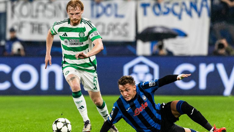  Celtic's Liam Scales and Atalanta's Mateo Retegui vy for the ball