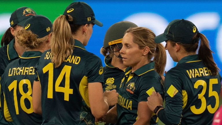 Sophie Molineux dari Australia, kedua dari kanan, merayakan gawang Muneeba Ali dari Pakistan pada pertandingan ICC Women's T20 World Cup 2024 antara Pakistan dan Australia di Dubai International Stadium, Uni Emirat Arab, Jumat, 11 Oktober 2024. (AP Photo/Altaf Qadri )