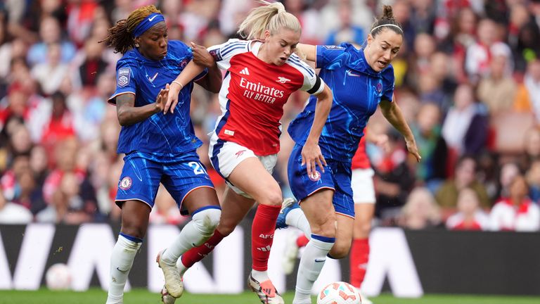 Arsenals Alessia Russo kjemper om ballen med Chelseas Kadeisha Buchanan og Lucy Bronze