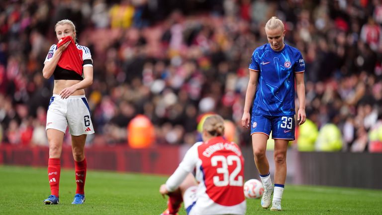 Bek Arsenal Leah Williamson terlihat sedih saat pertandingan berakhir