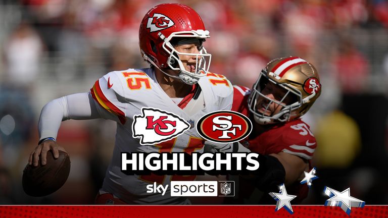 El mariscal de campo de los Kansas City Chiefs, Patrick Mahomes (15), se aleja del ala defensiva de los San Francisco 49ers, Nick Bosa (97), durante la primera mitad de un partido de fútbol americano de la NFL en Santa Clara, California, el domingo 20 de octubre de 2024. (Foto AP/ Eakin Howard)