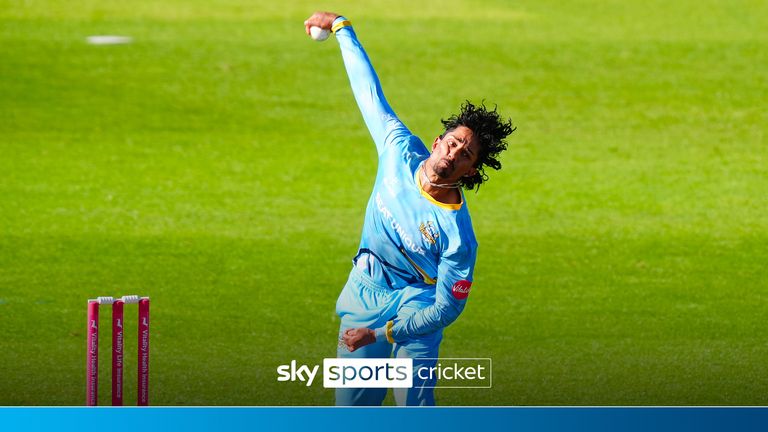 Yorkshire Vikings Jafer Chohan bermain bowling selama pertandingan Vitality Blast T20 di The County Ground, Northampton. Tanggal gambar: Minggu 2 Juni 2024.