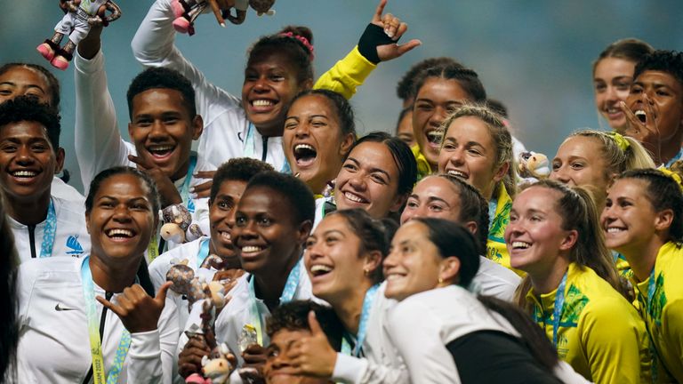 Jugadoras de Australia, Nueva Zelanda y Fiji posan con sus medallas tras la final femenina de Rugby Sevens durante los Juegos de la Commonwealth de 2022.