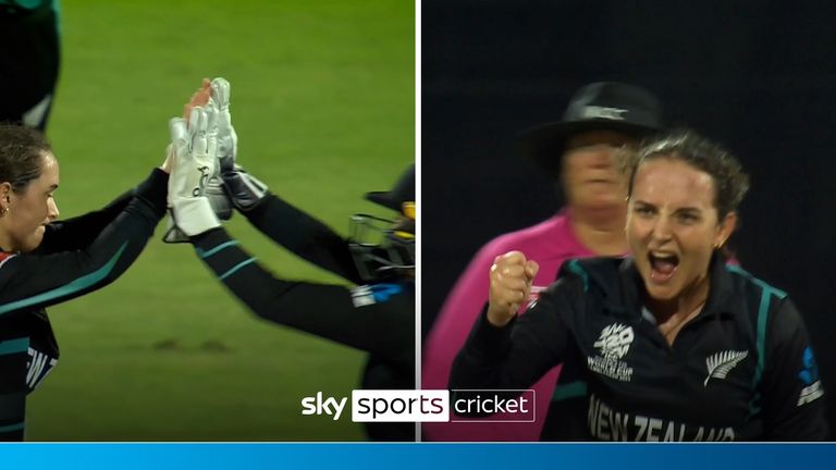 Melie Kerr pakte twee wickets in twee ballen toen Nieuw-Zeeland Australië terugbracht naar 109-4 in hun Women's T20 World Cup-wedstrijd.