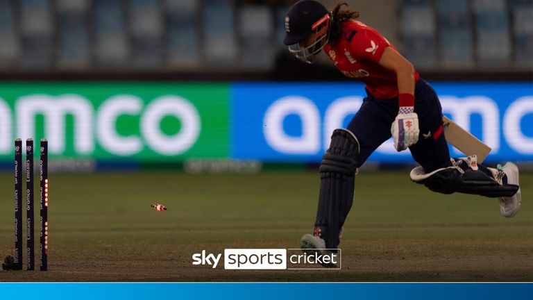 Engeland verloor de wickets van Danni Wyatt-Hodge en Maia Bouchier dankzij sensationeel veldwerk van Deandra Dottin.