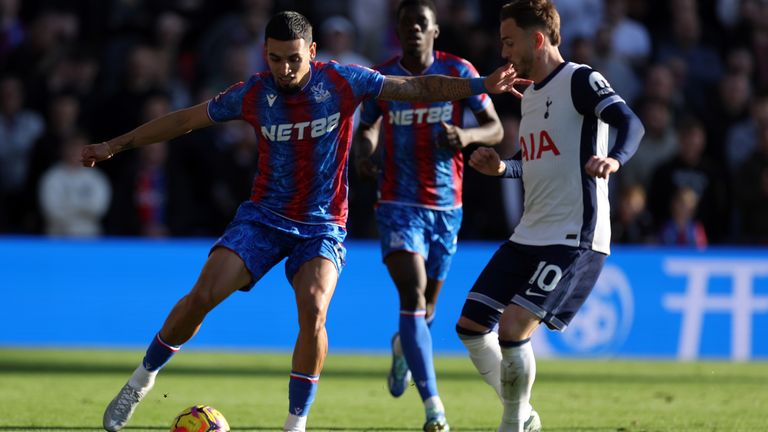 Crystal Palace's Daniel Munoz (left) and Tottenham Hotspur's James Maddison battle for the ball 