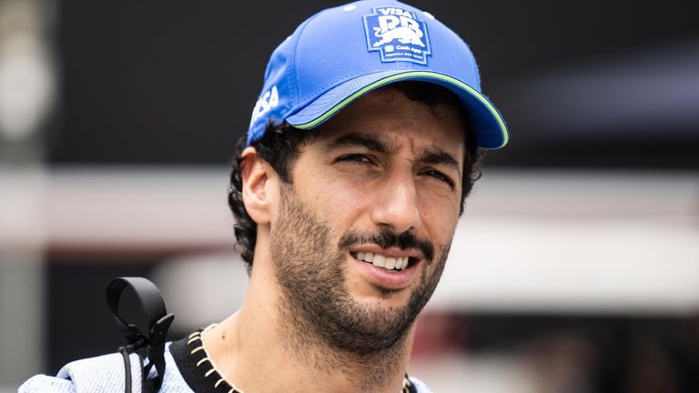 MARINA BAY STREET CIRCUIT, SINGAPORE - SEPTEMBER 21: Daniel Ricciardo, Visa Cash App RB F1 Team, arrives at the track during the Singapore GP at Marina Bay Street Circuit on Saturday September 21, 2024 in Singapore, Singapore. (Photo by Simon Galloway / LAT Images)