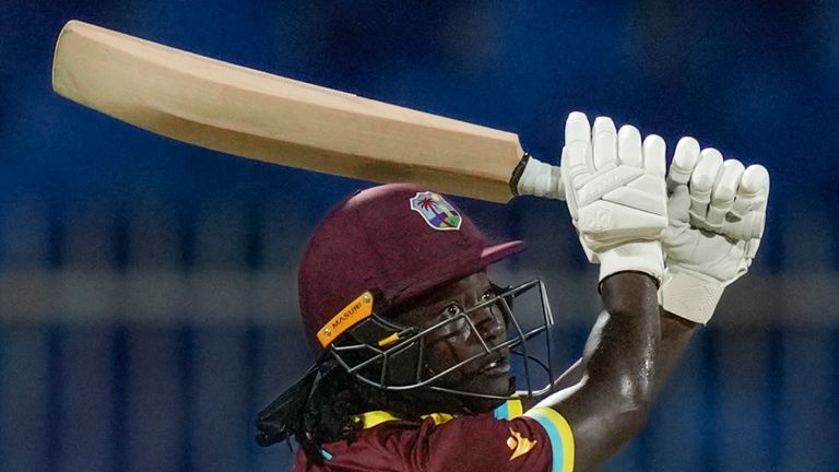 Deandra Dottin dari Hindia Barat melakukan tembakan saat pertandingan semifinal Piala Dunia T20 Wanita ICC 2024 antara Selandia Baru dan Hindia Barat di Stadion Sharjah, Uni Emirat Arab, Jumat, 18 Oktober 2024. (AP Photo/Altaf Qadri) 