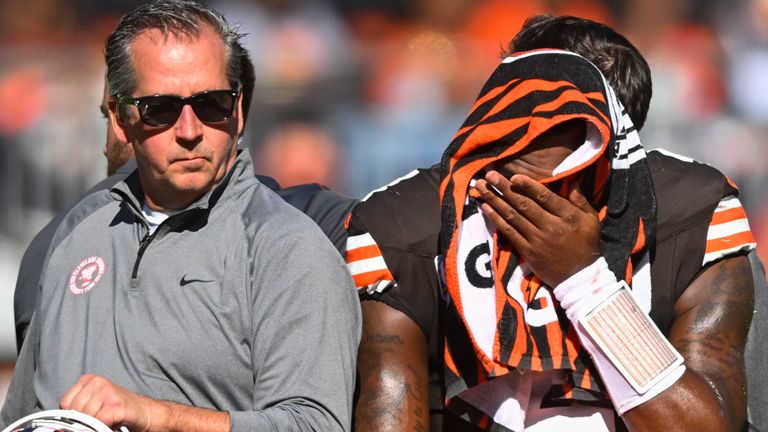 Quarterback Cleveland Browns Deshaun Watson (4) dikeluarkan dari lapangan setelah cedera pada paruh pertama pertandingan sepak bola NFL melawan Cincinnati Bengals, Minggu, 20 Oktober 2024, di Cleveland. (Foto AP/David Richard) 