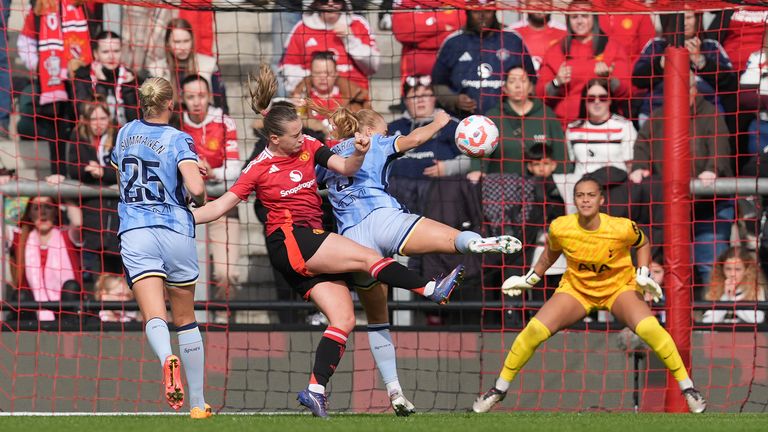 Elisabeth Terland puts Man Utd 1-0 up