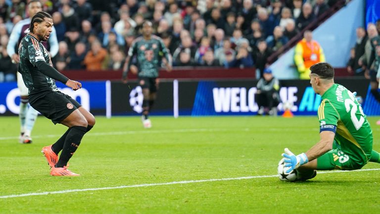 Emi Martinez saves at close range from Serge Gnabry