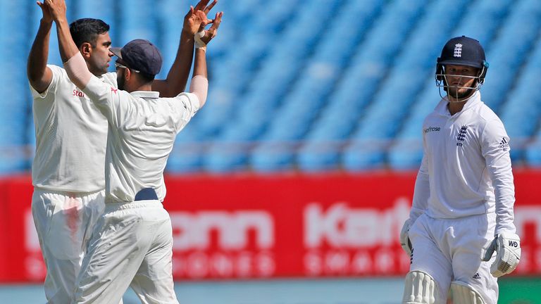 De Indiase blower Ravichandran Ashwin links, samen met Ajinkya Rahane viert het wicket van de Engelse batsman Ben Duckett rechts, tijdens de eerste dag van de eerste testcricketwedstrijd tussen India en Engeland in Rajkot, India, woensdag 9 november 2016. (AP Photo /Rafiq Maqbool)