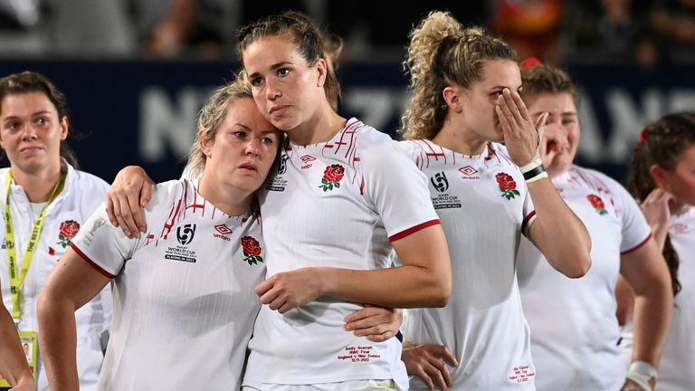 Les joueuses anglaises se consolent après leur défaite contre la Nouvelle-Zélande en finale de la Coupe du monde de rugby féminin à Eden Park à Auckland, en Nouvelle-Zélande, le samedi 12 novembre 2022. (Andrew Cornaga/Photosport via AP)