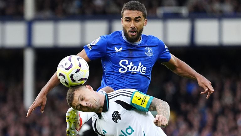 Dominic Calvert-Lewin van Everton en Kieran Trippier van Newcastle United vechten om de bal.