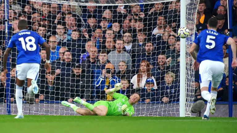 Jordan Pickford saves Anthony Gordon's penalty