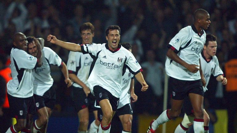 LONDON – 11. SEPTEMBER: Fulham feirer et mål i siste øyeblikk (scorer Sylvain Legwinski 2. venstre) for å vinne 3-2 under FA Barclaycard-premierkampen mellom Fulham og Tottenham Hotspur på Loftus Road Stadium, London 11. september 2002. (Foto: Ben Radford). /Getty Images)