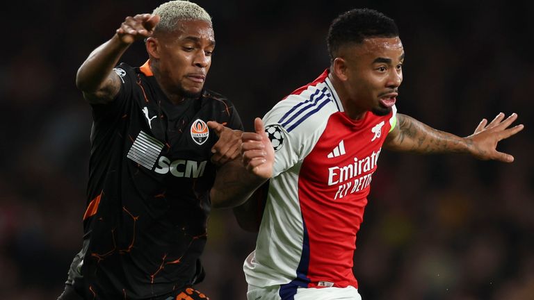 Arsenal's Gabriel Jesus, right, duels for the ball with Shakhtar's Pedro Henrique during the Champions League opening phase soccer match between Arsenal and Shakhtar Donetsk, at the Emirates Stadium in London, Tuesday, Oct. 22, 2024. (AP Photo/Ian Walton)