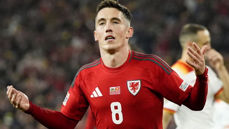 Harry Wilson celebra anotaciones desde el punto de penalti para poner a Gales 1-0 contra Montenegro