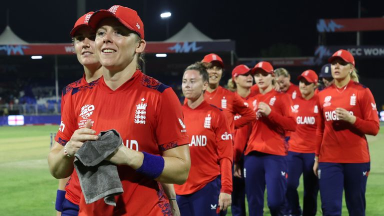 Heather Knight de Inglaterra celebra después de la victoria del equipo durante el partido 6 de la Copa Mundial Femenina T20 2024 de la ICC entre Bangladesh e Inglaterra en el Estadio de Cricket de Sharjah el 5 de octubre de 2024 en Sharjah, Emiratos Árabes Unidos. (Foto de Matthew Lewis-ICC/ICC vía Getty Images)