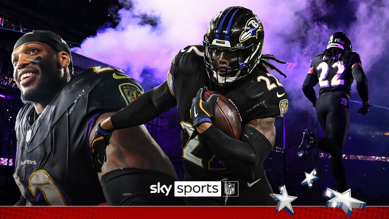 Baltimore Ravens berlari kembali Derrick Henry (22) berlari ke lapangan selama perkenalan pemain sebelum pertandingan sepak bola NFL melawan Buffalo Bills, Minggu, 29 September 2024, di Baltimore. 