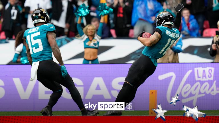 Penerima lebar Jacksonville Jaguars Parker Washington (11) merayakan dengan penerima lebar Jacksonville Jaguars Tim Jones (15) setelah mencetak touchdown selama pertandingan sepak bola NFL di Stadion Wembley, Minggu, 20 Oktober 2024, di London. (Foto AP/Steve Luciano)