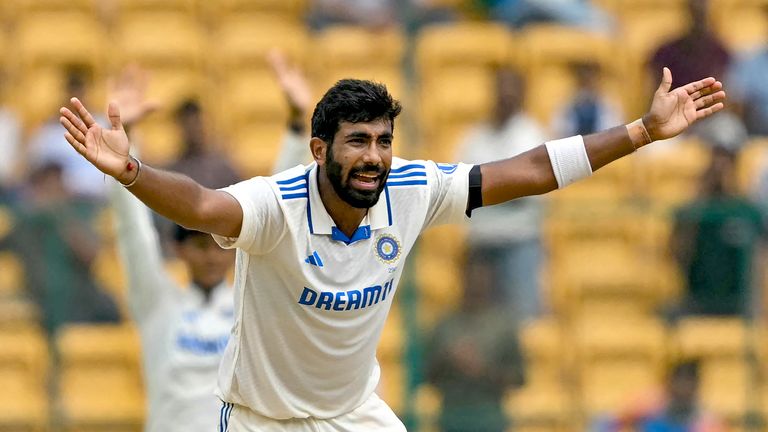 De Indiaan Jasprit Bumrah doet met succes een beroep op een leg before wicket (LBW) tegen de Nieuw-Zeelander Devon Conway tijdens de vijfde en laatste dag van de eerste testcricketwedstrijd tussen India en Nieuw-Zeeland in het M. Chinnaswamy Stadion in Bengaluru op 20 oktober 2024. (Foto door IDREES MOHAMMED / AFP) / -- AFBEELDING BEPERKT VOOR EDITORIAAL GEBRUIK - STRIKT GEEN COMMERCIEEL GEBRUIK --