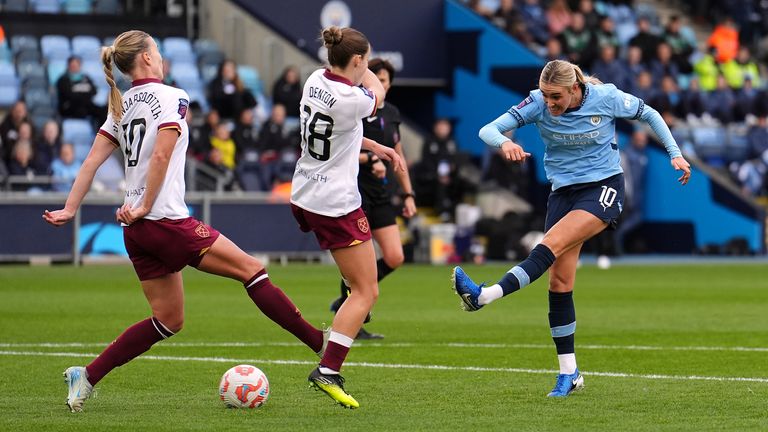 Jill Roord started her first game for Man City since overcoming an ACL injury