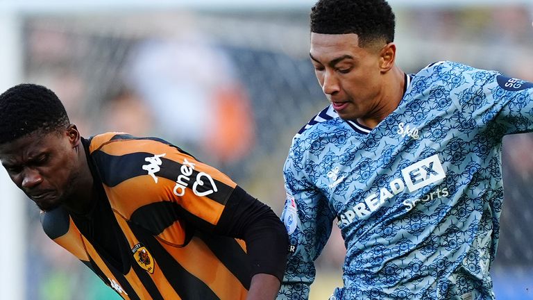 Hull's Chris Bedia and Sunderland's Jobe Bellingham tussle for possession