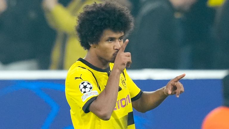 Karim Adeyemi dari Borussia Dortmund merayakan kemenangan 2-1 selama pertandingan Liga Champions UEFA antara Borussia Dortmund v Celtic di Signal Iduna Park