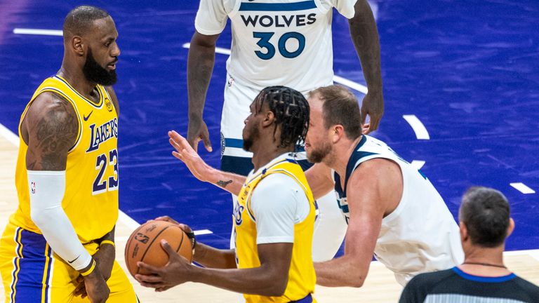 LeBron James #23 de Los Angeles Lakers coloca una pantalla para Bronny James #9 contra Joe Ingles #7 de Minnesota Timberwolves durante un partido de baloncesto de la NBA en Crypto.com Arena el martes 22 de octubre de 2024 en Los Ángeles. (Ringo Chiu vía AP) 