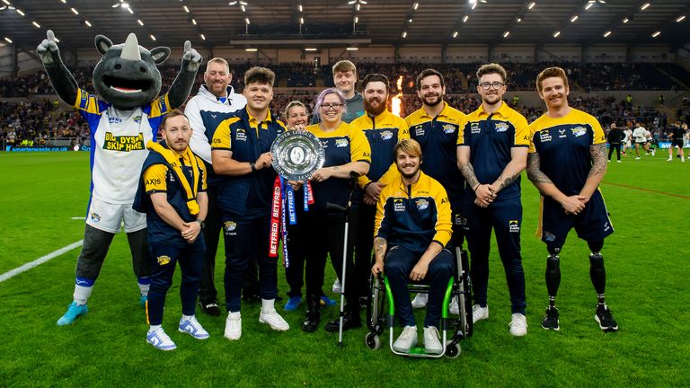 Foto door Allan McKenzie/SWpix.com - 06/09/2024 - Rugby League - Betfred Super League Ronde 25 - Leeds Rhinos v Hull FC - AMT Headingley, Leeds, Engeland - Leeds Rhinos rolstoelteam met het Betfred Wheelchair Super League Leaders' Shield.