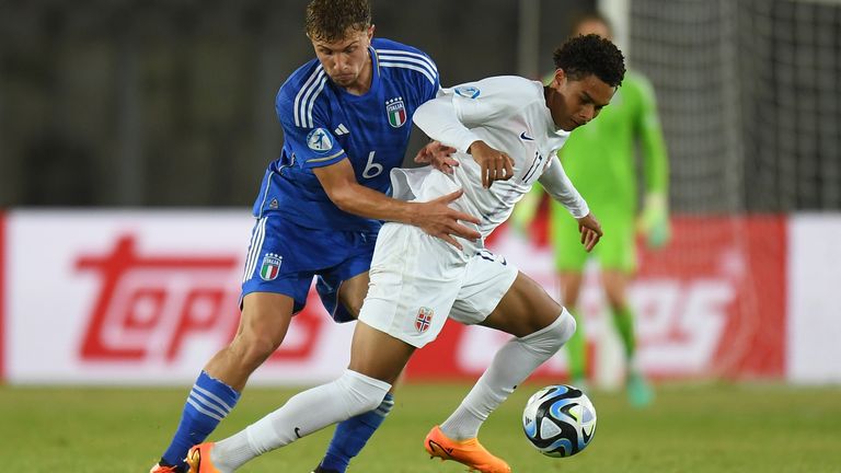 Italy's Matteo Lovato, left, challenges for the ball with Norway's Antonio Nusa during the Euro 2023 U21 Championship soccer match between Italy and Norway at the Cluj Arena stadium in Cluj, Romania, Wednesday, June 28, 2023.(AP Photo/Raed Krishan)