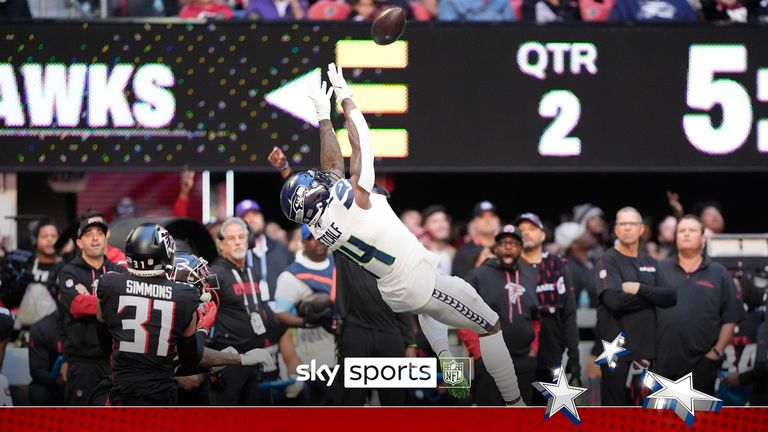 Seattle Sihax brede ontvanger DK Metalf (1) werd gedetecteerd door Justin Simmons (1) in de eerste helft van de NFL -voetbalwedstrijd op zondag 28 oktober 2021 en Atlanta Falcons werd gedetecteerd als Atlanta Falcon. (AP foto/ Brian Anderson) 