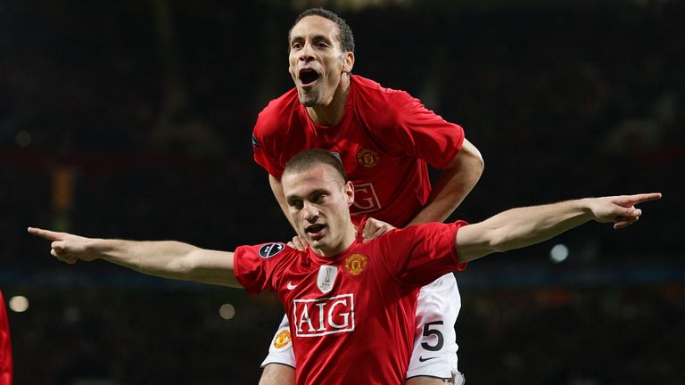 Nemanja Vidic, del Manchester United, celebra marcar el gol inicial contra el Inter de Milán con su compañero Rio Ferdinand en 2009.